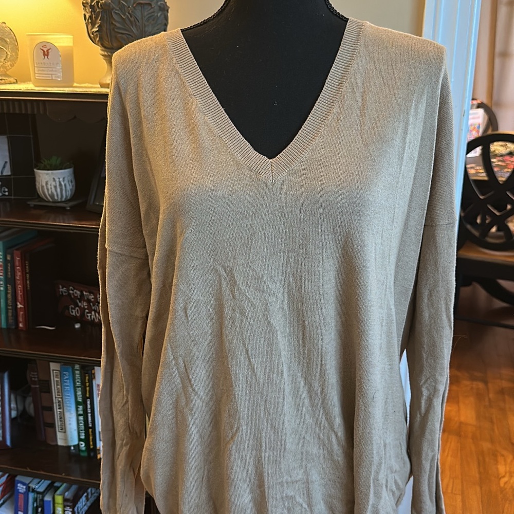 Gap Women’s Medium V-Neck Tan Sweater